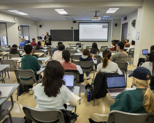 Cuánto cuesta estudiar Ingeniería en Informática en INACAP y qué infraestructura ofrece